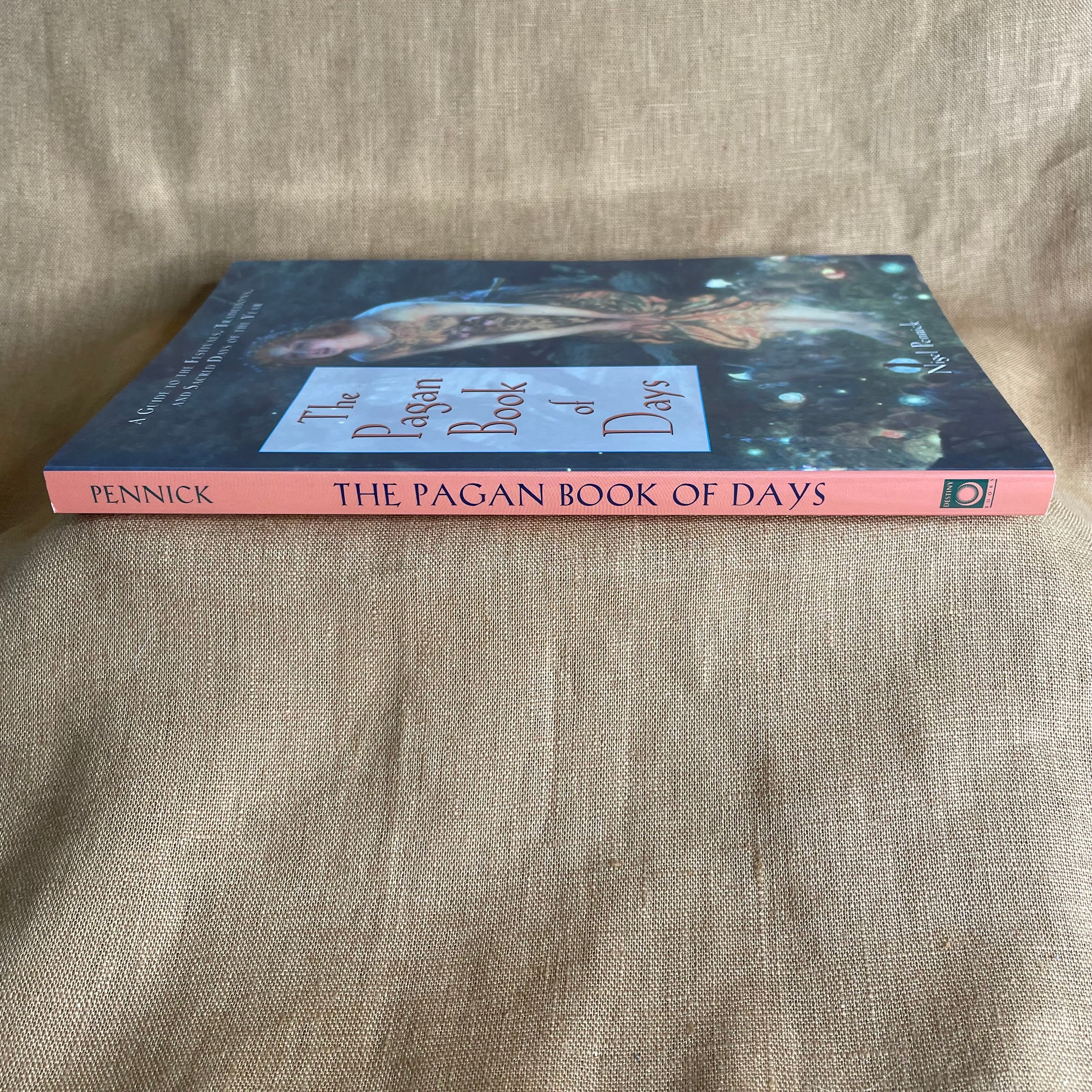 The Pagan Book of Days: A Guide to the Festivals, Traditions, and Sacred Days of the Year - Nigel Pennick
