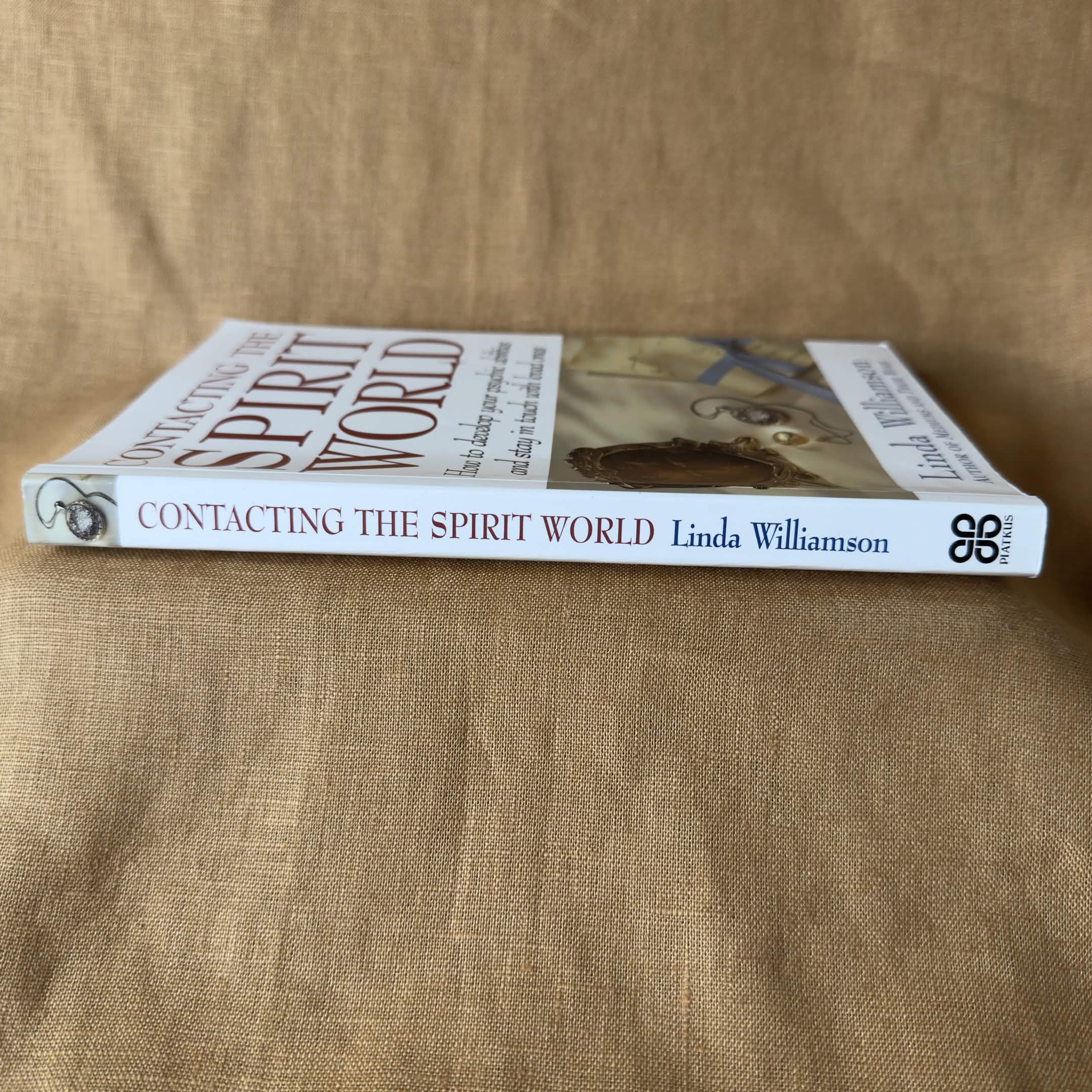 Contacting the Spirit World: How to Develop Your Psychic Abilities and Stay in Touch with Loved Ones — Linda Williamson
