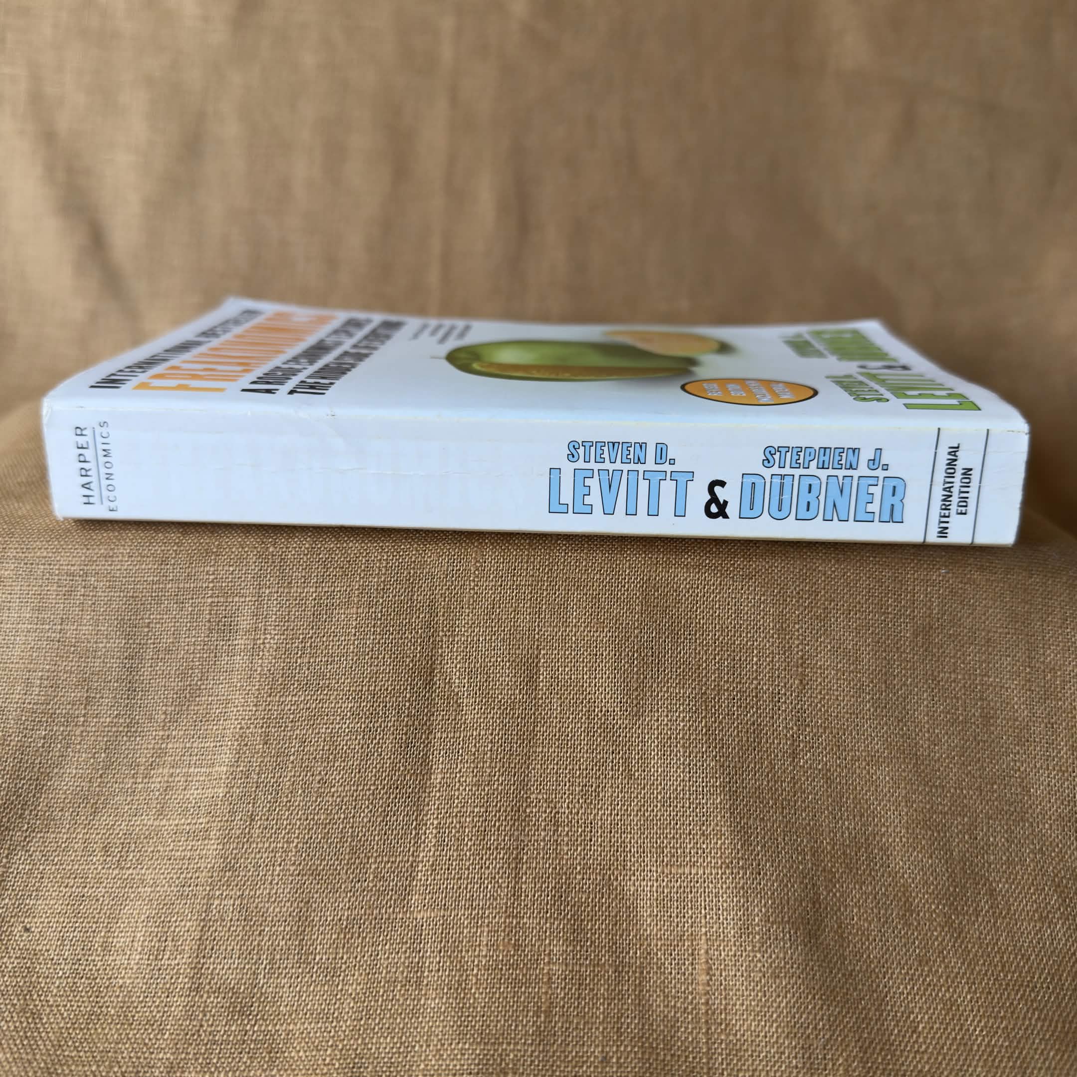 Freakonomics: A Rogue Economist Explores the Hidden Side of Everything — Steven D. Levitt & Stephen J. Dubner